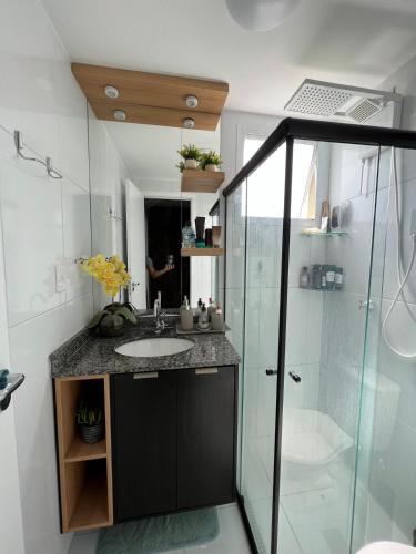 a bathroom with a sink and a shower at Apartamento próximo a Orla de Atalaia in Aracaju