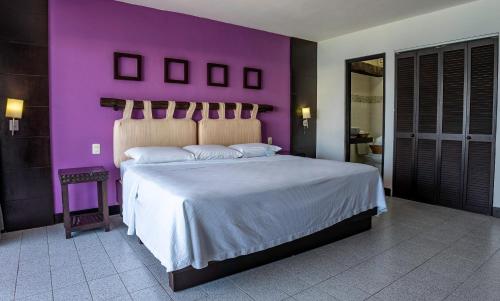 Letto o letti in una camera di Hotel Vista del Mar with Beach Club access included