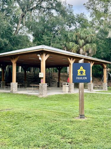 Κήπος έξω από το Family Friendly Camping in Crystal River