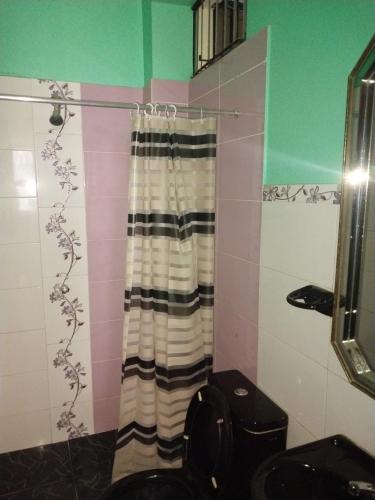 a bathroom with a toilet and a shower at Departamento Económico # 12 in Moyobamba