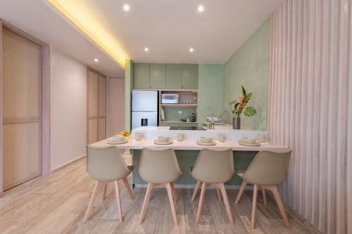 a kitchen with a large white table and chairs at Monne departamento de lujo en Mérida, Planta baja in Mérida