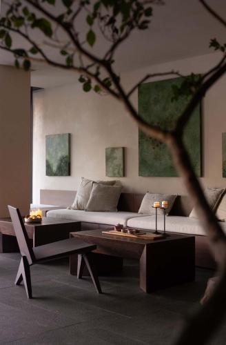 a living room with a couch and a coffee table at Seven Letters · Zhanyue Hotel in Xijiang