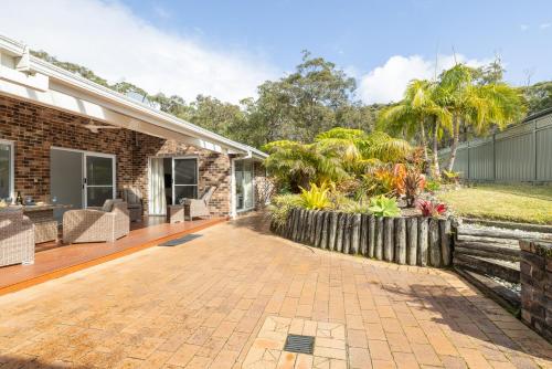 Taman di luar Refresh at Rocky, 134 Rocky Point Rd - Air Con, Wi-Fi, large yard