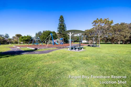 Gambar di galeri bagi Refresh at Rocky, 134 Rocky Point Rd - Air Con, Wi-Fi, large yard di Fingal Bay