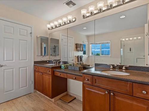 Η κουζίνα ή μικρή κουζίνα στο Kamaiki Circle Kahului Stay