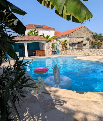 4 Bedroom Villa & Pool 9-10 personnes