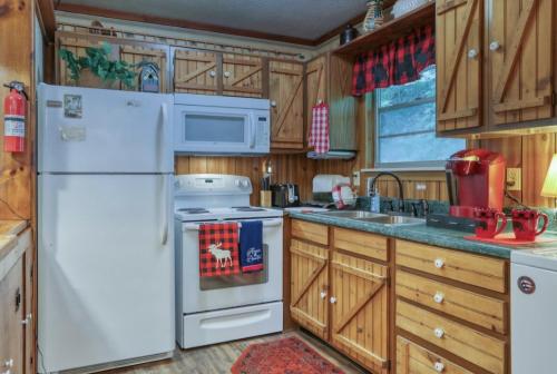 Η κουζίνα ή μικρή κουζίνα στο Old Bucks Riverfront Refuge home