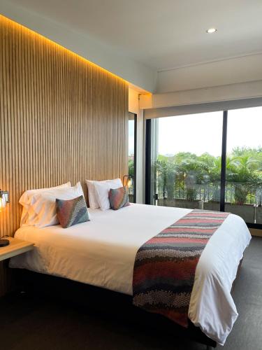 a bedroom with a large bed and a large window at Alko Hotel Integrado in Cali