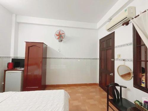 Postel nebo postele na pokoji v ubytování Anh Quân Hotel