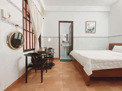 Postel nebo postele na pokoji v ubytování Anh Quân Hotel
