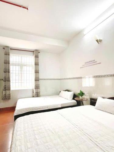 Postel nebo postele na pokoji v ubytování Anh Quân Hotel