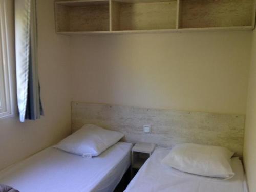 Postel nebo postele na pokoji v ubytování Mobil-home familial avec terrasse à Vendays-Montalivet - API-1-52-362