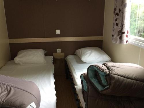 En eller flere senge i et værelse på Mobil-home confortable avec terrasse pour 4 personnes - API-1-52-400