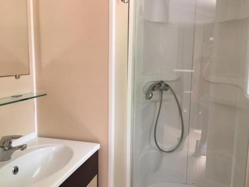 Et badeværelse på Mobil-home confortable avec terrasse pour 4 personnes - API-1-52-400