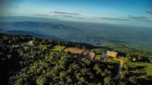 an aerial view of a house on top of a mountain at Chalé meu sonho 