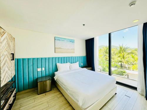 a bedroom with a large bed and a large window at Oceanami Villa Resort 3 phòng ngủ, 3 phòng tắm - Đầy đủ tiện nghi - Bếp nấu - BBQ - Hồ bơi 2000 m2 - Long Hải Beach in Long Hai