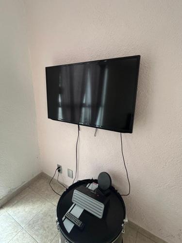 TV a/nebo společenská místnost v ubytování Casa a pie de los arcos con tiendas y restaurants