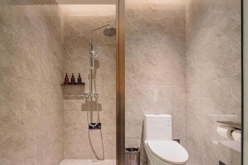 Ένα μπάνιο στο Dayin Hotel -Shanghai Hongqiao Beixinjing Metro Station Branch -Large Social Area -Bar -Café -Gym -Free Laundry Luggage Storage -24H Front Desk-English Service