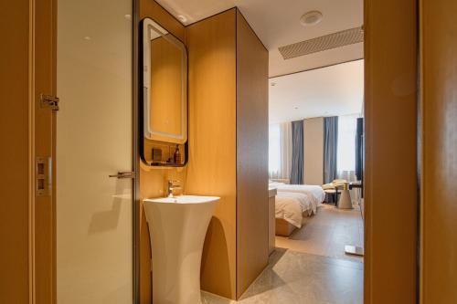 Ένα ή περισσότερα κρεβάτια σε δωμάτιο στο Dayin Hotel -Shanghai Hongqiao Beixinjing Metro Station Branch -Large Social Area -Bar -Café -Gym -Free Laundry Luggage Storage -24H Front Desk-English Service