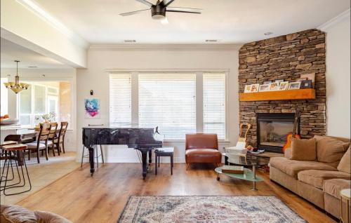 sala de estar con chimenea y piano en Stunning Beauty, en Redding