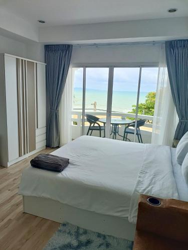ジョムティエンビーチにあるBeach front D1 Marie Guest houseのベッドがあり海が見える寝室