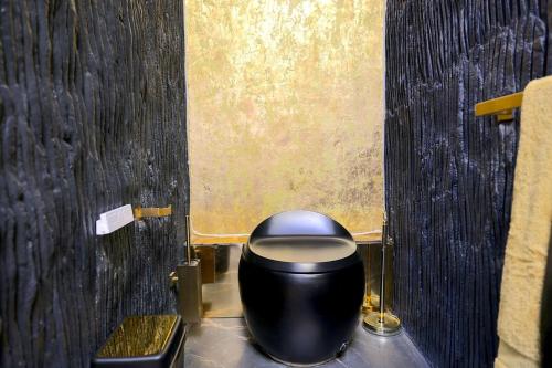 a bathroom with a black toilet in a room at Luxury Cabin Eleven Eleven in San Rafael
