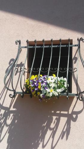 a window planter with flowers on a window sill at Villa Campo dei Fiori in Casciago