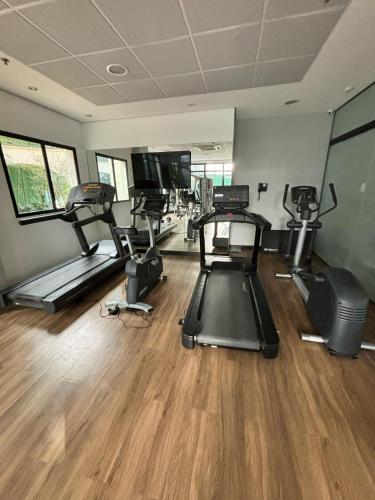 a gym with several treadmills and elliptical machines at Hotel Jardins Univer Pamplona com garagem 1808 in Sao Paulo