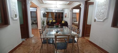 a dining room with a glass table and chairs at Como en casa para familia con niños in Sucre