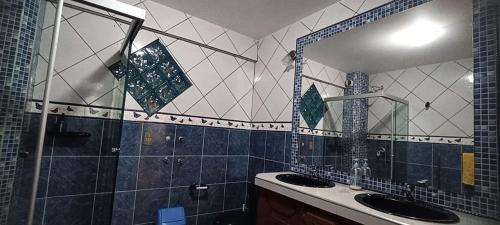 a bathroom with two sinks and a mirror at Como en casa para familia con niños in Sucre