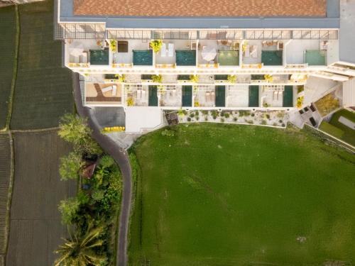 an overhead view of a building with a green yard at Sore Escape Tumbak Bayuh by Betterplace in Tumbak Bayuh