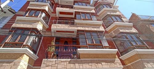 a tall building with a lot of windows at Como en casa para familia con niños in Sucre