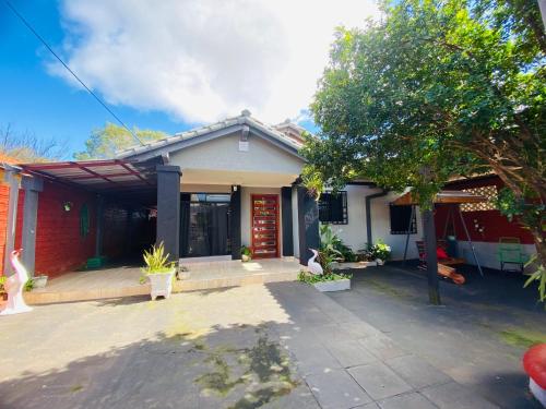 una casa con una casa roja y blanca en Casa Rojas, en Encarnación