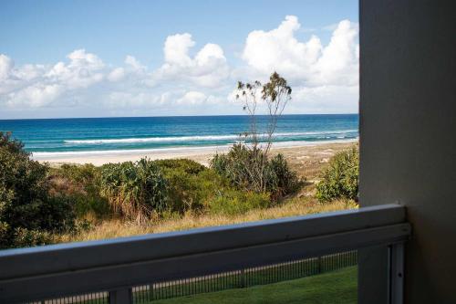 una vista de una playa desde un balcón en Banksia by Khove, en Gold Coast