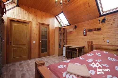 スラブスクにあるНа Двоїхの木造キャビン内のベッド1台が備わるベッドルーム1室を利用します。