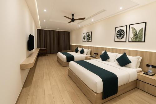 a hotel room with two beds and a tv at Hotel Cloud End Lansdowne in Lansdowne