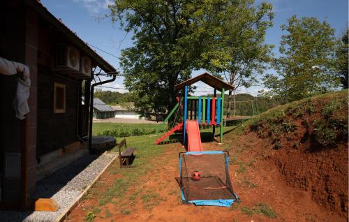 Ο χώρος παιχνιδιού για παιδιά στο Amazing Home In Veselici With Sauna