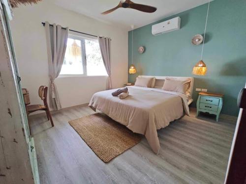 una camera da letto con un letto con un orsacchiotto sopra di Oasis Road a Hinkong