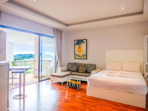 Ένα ή περισσότερα κρεβάτια σε δωμάτιο στο Tranquil 1br Chaweng Hill Apartment Balcony Pool
