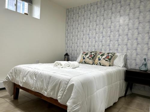 Ένα ή περισσότερα κρεβάτια σε δωμάτιο στο Cozy Luxe Apartment - Minutes to Manhattan