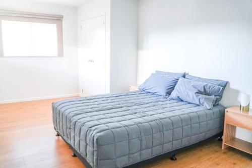 Katil atau katil-katil dalam bilik di Saints Apartment Junior Suite