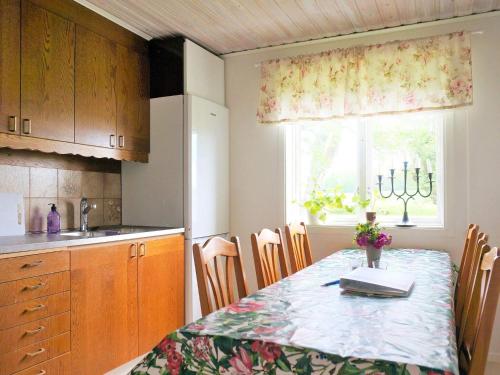 Dapur atau dapur kecil di 4 person holiday home in GÖTENE