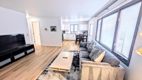 Χώρος καθιστικού στο Spacious Downtown 2-bdrm Apartment