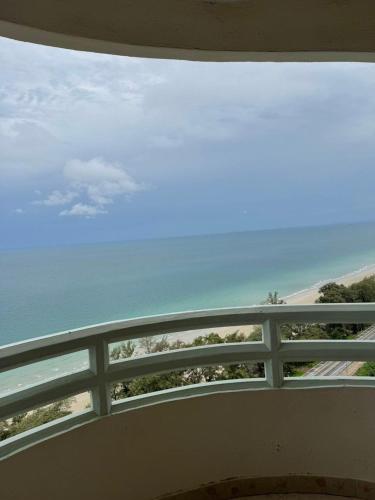 a view of the ocean from a balcony at Rayong VIP condo Thai style in Ban Phe