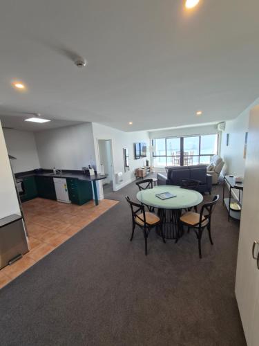 Kuchyň nebo kuchyňský kout v ubytování Luxury Beach Escape - 6 Adams Ave Mt Maunganui