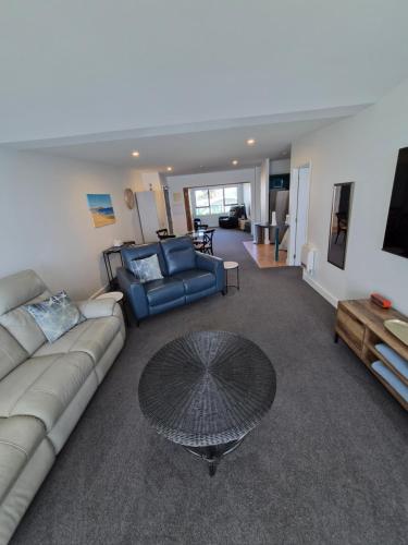 Posezení v ubytování Luxury Beach Escape - 6 Adams Ave Mt Maunganui