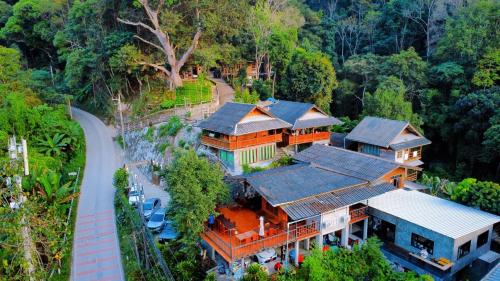 una vista sul tetto di una casa nella foresta di บ้านเอื้องดอยแม่กำปอง a Ban Pok Nai