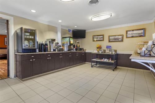 Best Western Petaluma Innにあるテレビまたはエンターテインメントセンター