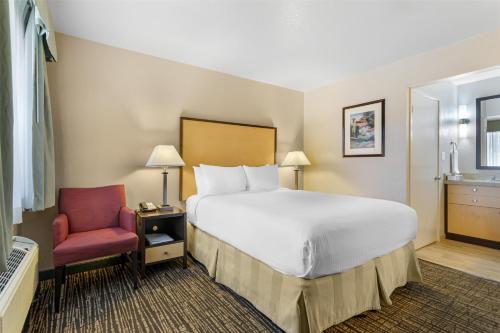Best Western Petaluma Innにあるベッド