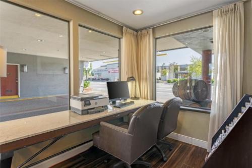 ペタルーマにあるBest Western Petaluma Innのギャラリーの写真